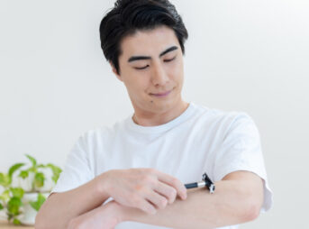 男性の腕をケア