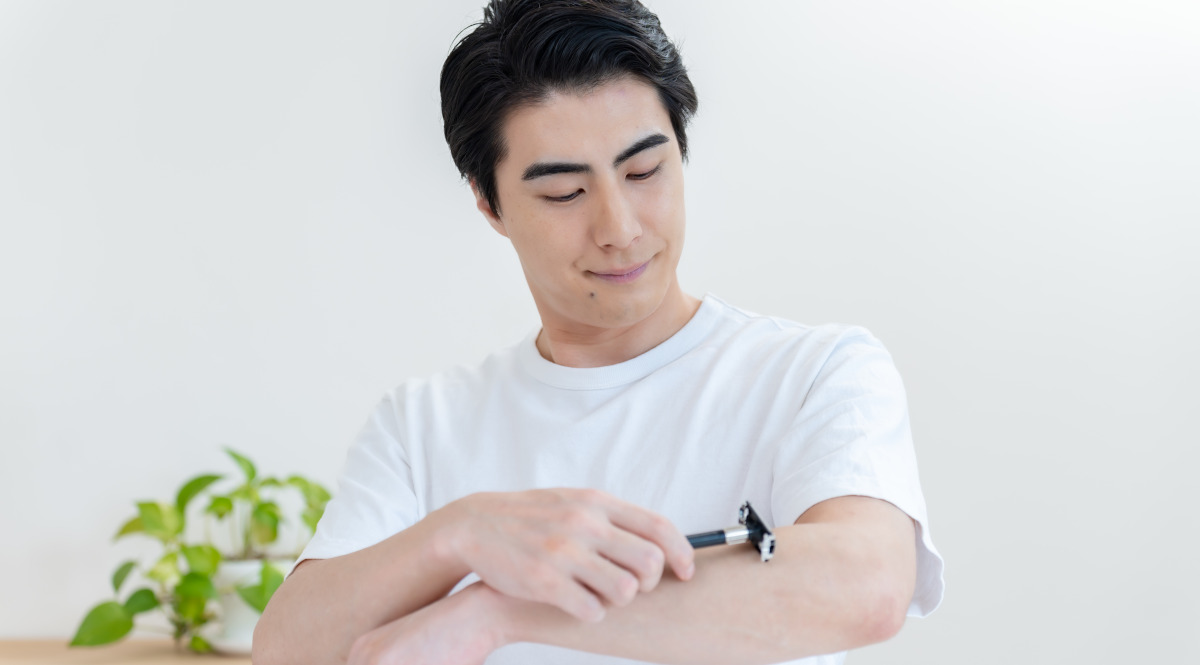 男性の腕をケア